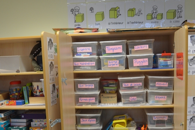 Des armoires de matériel, de jeux, d'activités adaptées sont à disposition des élèves
