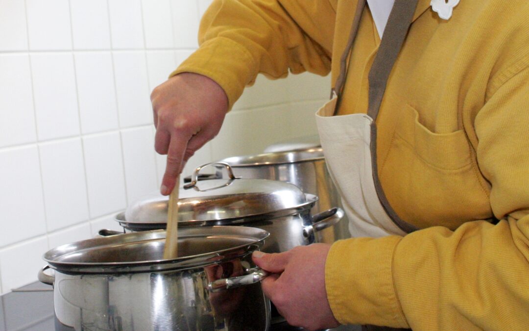 Cuisiner tout seul fait partie de l'autonomie mais aussi nettoyer, gérer ses factures, ses obligations administratives,...