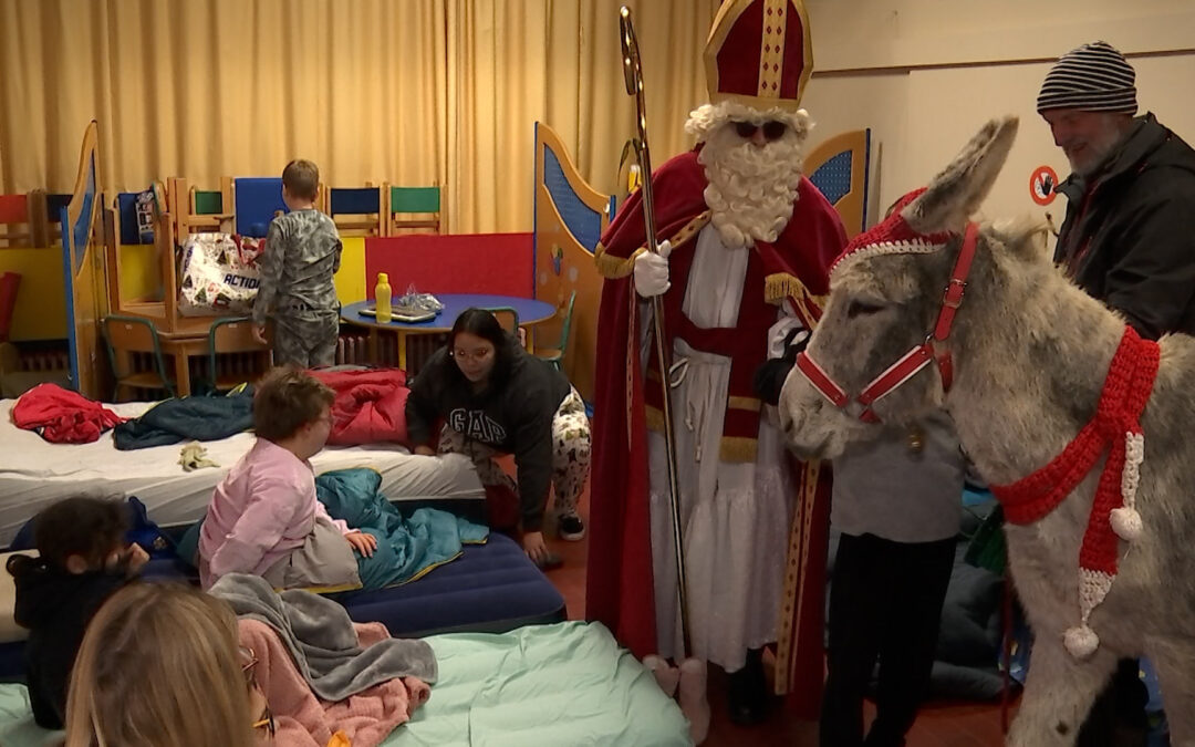 Saint Nicolas de passage à Ghlin au saut du lit des élèves!